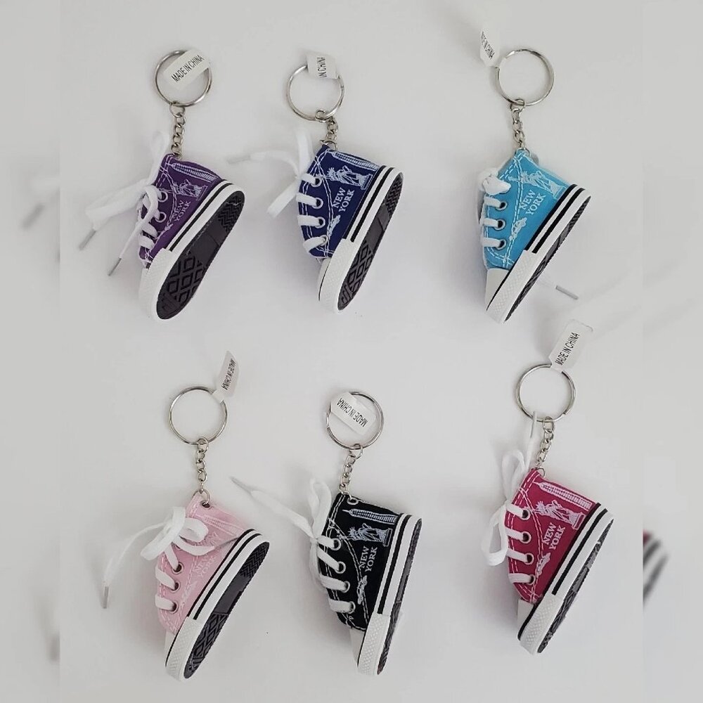 NWT NEW YORK SNEAKERS KEYCHAIN MULTICOLOR ALLOVER PRINT LOGO